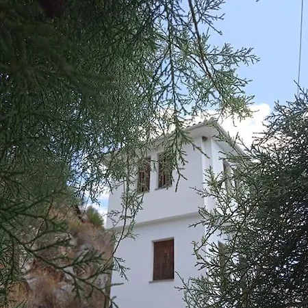 Дом отдыха μπροστά στο ναυάγιο καλή τύχη Трикери