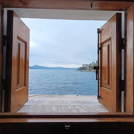 μπροστά στο ναυάγιο καλή τύχη *