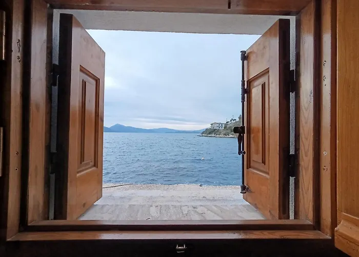 μπροστά στο ναυάγιο καλή τύχη *